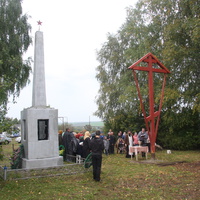 Памятник и Поклонный крест на месте старой церкви