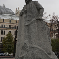 Памятник Карлу Марксу на площади революции