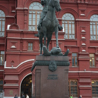 Памятник.  Маршал Георгий Константинович Жуков изображён верхом на коне, который топчет копытами штандарты нацистской Германии.