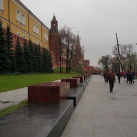 Блоки из тёмно-красного порфира с капсулами земли городов-Героев