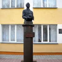 Памятник С.Н. Климова около школы села Березовка