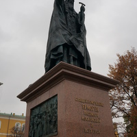 Памятник патриарху Ермогену