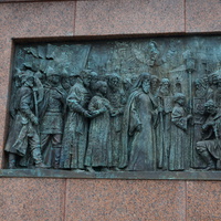 Барельеф на памятнике Гермогену