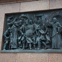 Барельеф на памятнике Гермогену