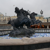 Скульптура лошадей в центре фонтана