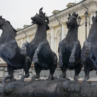 Композиция лошадей в фонтане