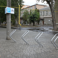 Бердянск. Велосипедная стоянка возле стоматологической поликлиники.