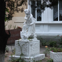 Бердянск. Скульптура на территории гимназии "Надежда".