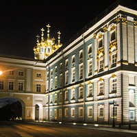 Вид на Екатерининский дворец при ночном освещении