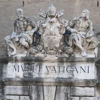 Скульптуры над входом в музеи Ватикана