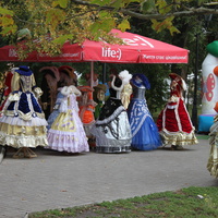 Бердянск. Прокат костюмов для фото на Приморской площади.