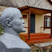 памятник Ленину (бюст) у музея