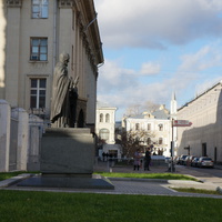 Богоявленский переулок, памятник просветителям Иоанникию и Софронию Лихудам