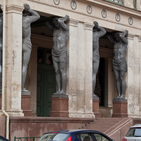 Статуи Атлантов на улице Миллионной
