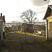 Вход в Пенсионерную конюшню