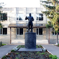 Памятник Кирову у здания администрации