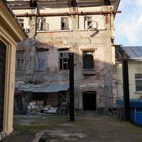 Во дворе Заиконоспасского мужского монастыря