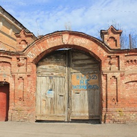 Ворота старого здания в Энгельсе (Покровск)