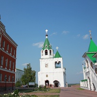 По центру Церковь Покрова Богородицы (на территории Спасского монастыря).