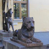 Лев и гаргулия на крыльце главного усадебного дома
