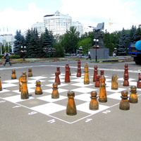 г. Пенза, большая размеченная шахматная доска с деревянными фигурами пл. Маршала Жукова.