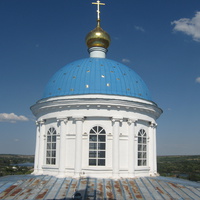 Купол церкви и позолоченная маковка с крестом