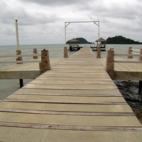 Вид с пирса Makathanee на острова Раянгнок (слева) и Раянгнай (справа).