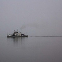 По реке, в пелене тумана прошлепал пароходик