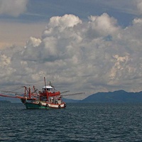 Рыболовная лодка, обеспечивающая туристов свежими морепродуктами