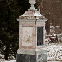 Памятник в Екатерининском парке