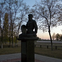 Памятник Шаландину в поселке Яковлево