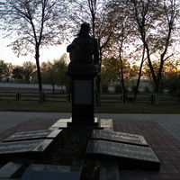 Памятник Шаландину в поселке Яковлево