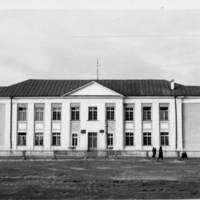 Здание 31 средней школы в середине 50-тых годов двадцатого века в городе Светлом.