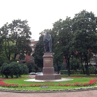 Сквер на площади Шевченко с памятником поэту