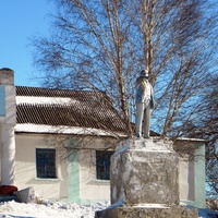 Памятник Ленину у Дома Культуры в селе Голофеевка