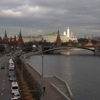 Кремлёвская набережная, Москва река