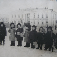 Ухта 1960 Первомайская площадь - юные участники демонстрации