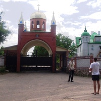 Мельники центральний вхід до Мотронинського монастиря
