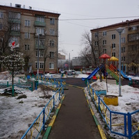Детская площадка во дворе на Симферопольском бульваре