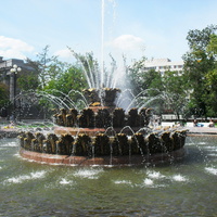 г.Оренбург фонтан в сквере у Дома Советов