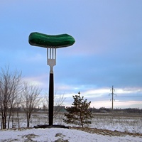 Памятник "Огурцу на вилке" на окраине города Старый Оскол