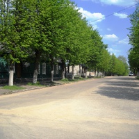 Улица Интернациональная. Слева зеленое здание - бывшая музыкальная школа. Сейчас здесь отдел статистики