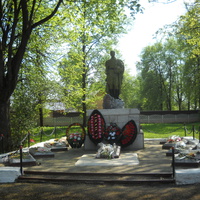 Памятник погибшим воинам на братском кладбище