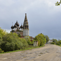 Троицкая церковь с.Емсна.Вид со стороны дороги.