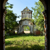 Святые ворота Троицкой церкви.