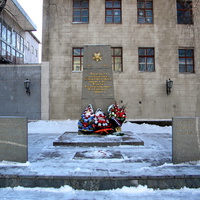Памятный знак в честь погибших в годы Великой Отечественной войны работников механического завода.
