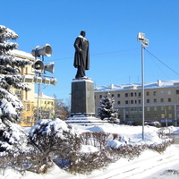 г. Пенза, памятник В. И. Ленину. Шестиметровая бронзовая фигура установлена на семиметровом постаменте из серого гранита.