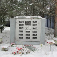 памятник на территории музея "Дорога Жизни"