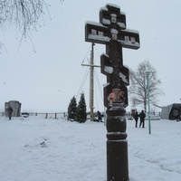 памятный крест на территории музея "Дорога Жизни"