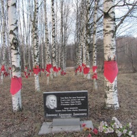 Аллея дружбы, соединяющая мемориал с Траурным курганом, на котором установлены 8 бетонных плит с текстом Дневника Тани Савичевой
